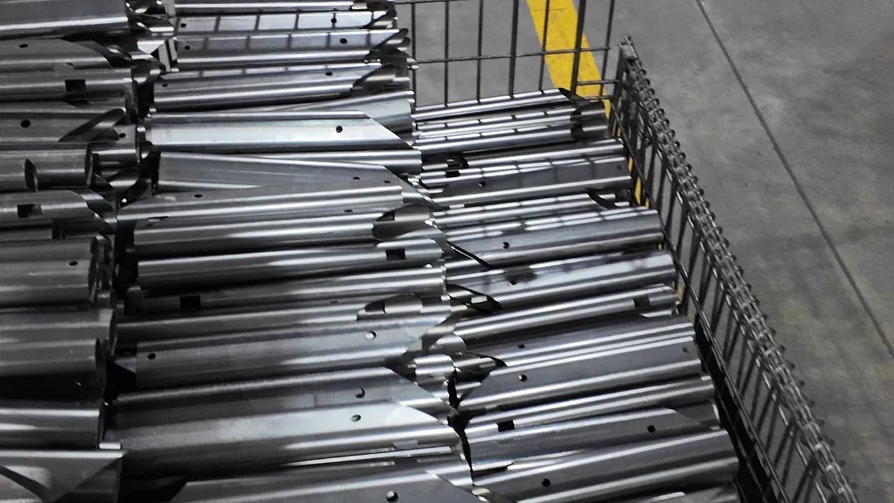 Los lasergeschnittener Metallrohrkomponenten mit Bohrungen und geformten Enden bei Yuzhen Furniture