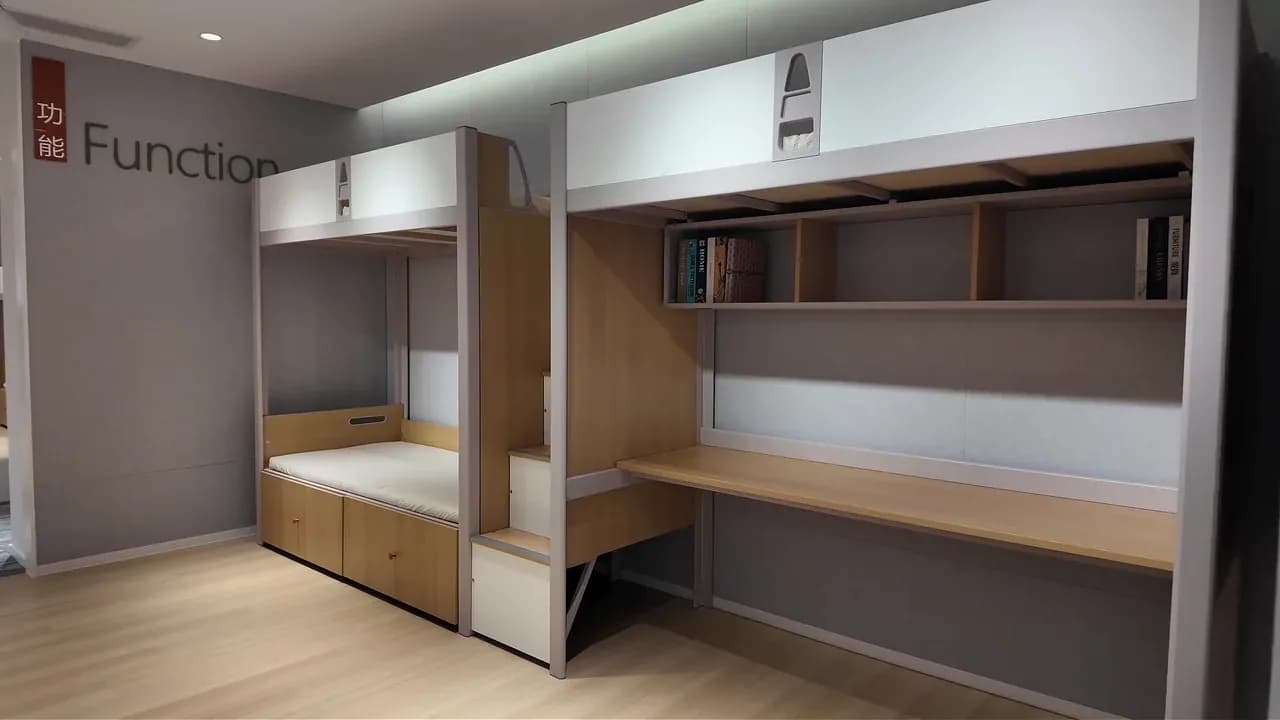 Showroom-Präsentation von Yuzhen Furniture mit Hochbetten, einem Tiefbett, Schreibtisch, Regalen und Stauraumtreppe