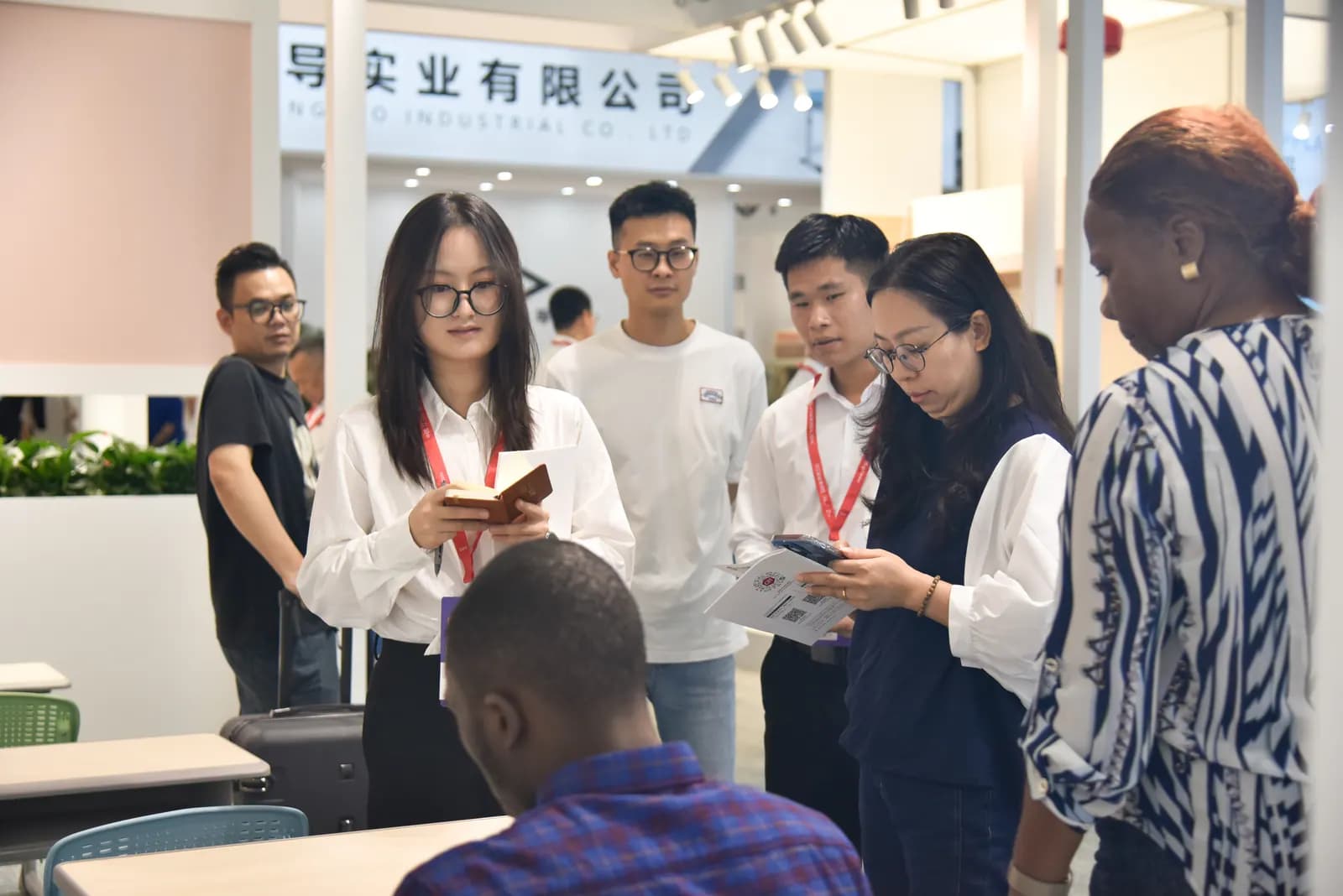 Furniture specification discussion at the Yuzhen exhibition booth Furniture specification discussion at the Yuzhen exhibition booth