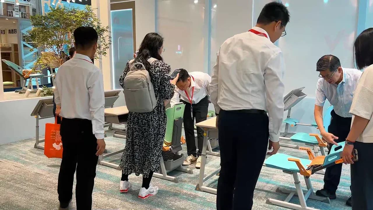 Mobilier scolaire Yuzhen Furniture au CIFF Guangzhou 2026 Visiteurs examinant les bureaux et chaises d'élèves de Yuzhen Furniture au CIFF Guangzhou 2026