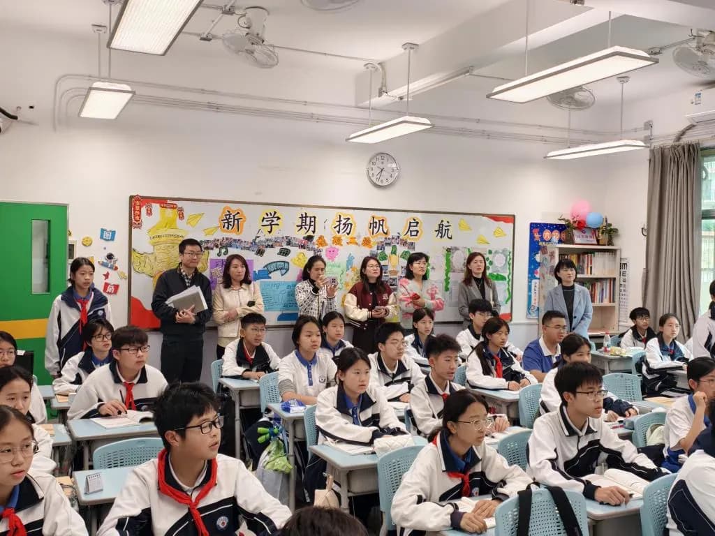 Tampilan keseluruhan kelas Shenzhen Luoling Siswa dan guru di sebuah kelas di Shenzhen Luoling Foreign Languages Experimental School
