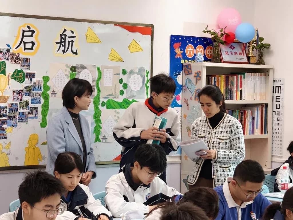 Suasana pembelajaran di kelas Shenzhen Luoling Seorang guru dan siswa menggunakan meja dan kursi kelas di Shenzhen Luoling Foreign Languages Experimental School