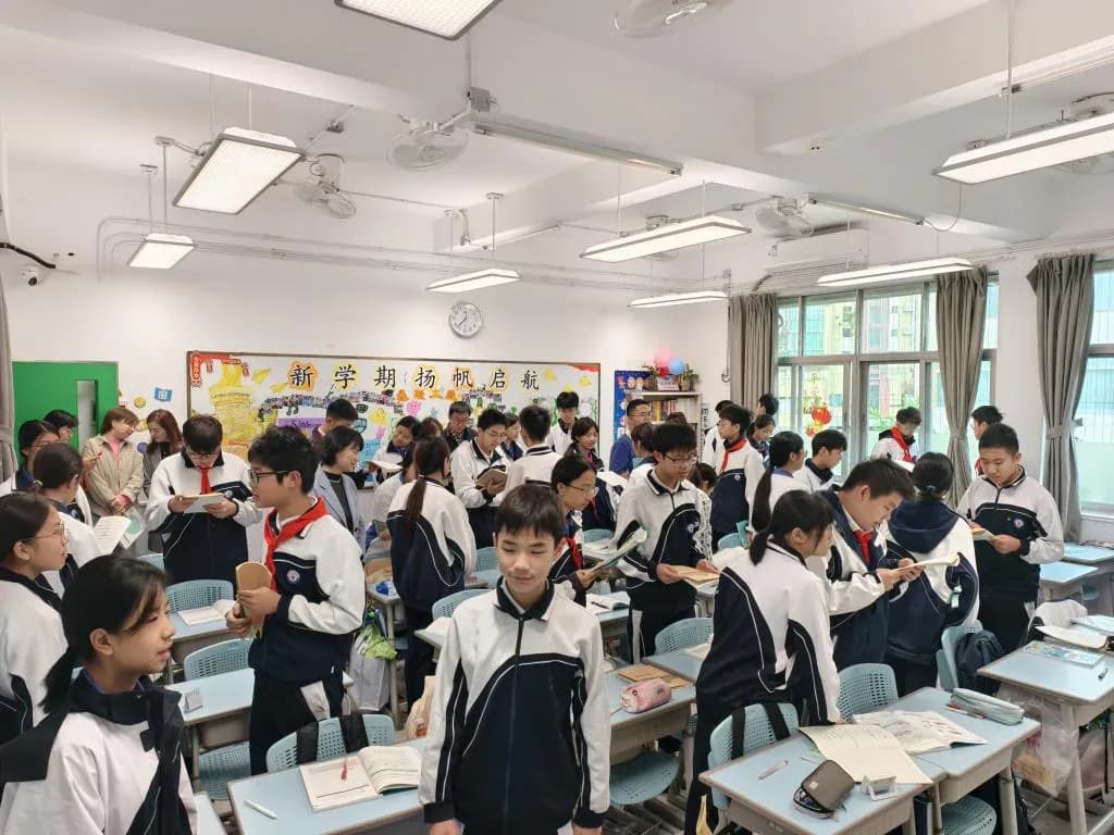 Adegan peralihan ruang kelas Shenzhen Luoling Siswa bergerak di antara barisan meja dan kursi di Shenzhen Luoling Foreign Languages Experimental School