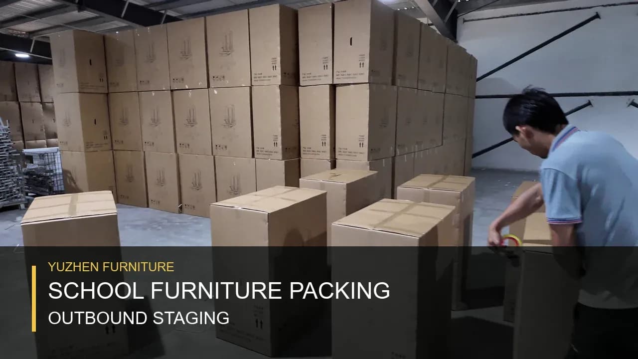 Emballage et expédition de mobilier scolaire Yuzhen Furniture Opérateur fermant des cartons dans la zone d'emballage et de préparation des expéditions de Yuzhen Furniture