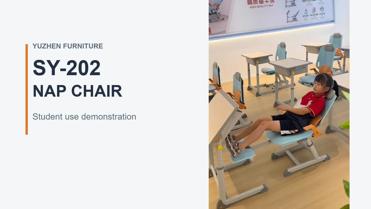 Démonstration de la chaise de sieste pour élève SY-202 Élève incliné dans une chaise de sieste SY-202 avec repose-pieds déployé dans une mise en scène de classe